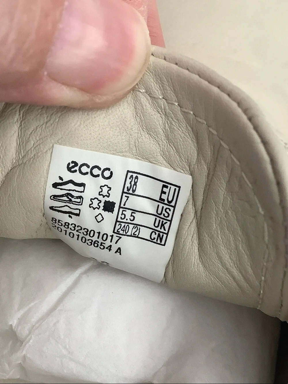 Ecco Cream Leather Lace-Up Athletic Sneakers